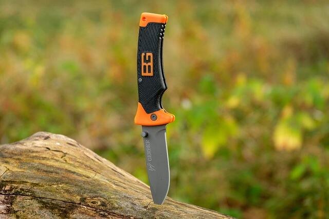 Top-8-Must-Have-Gardening-Tools-and-How-to-Use-Them-Smallest Tool – Folding Pocket Knife